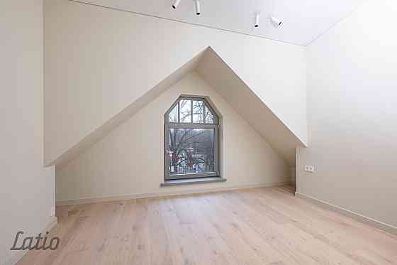 Pārdod plašu un skaistu mansarda veida dzīvokli renovētā mājā Āgenskalnā.
Dzīvoklis ir pilnībā gatav Рига