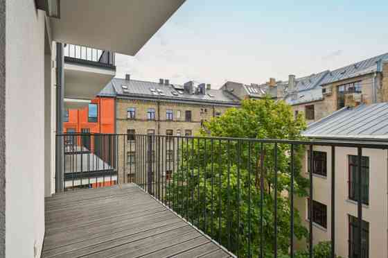 Izīrē gaišu un plašu 3 istabu dzīvokli!  Dzīvoklis atrodas Klusajā centrā, vienā no jaunākajiem proj Рига