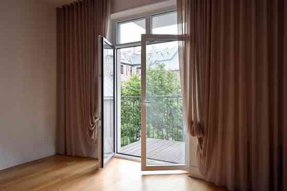 Izīrē gaišu un plašu 3 istabu dzīvokli!  Dzīvoklis atrodas Klusajā centrā, vienā no jaunākajiem proj Рига