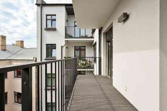 Izīrē gaišu un plašu 3 istabu dzīvokli!  Dzīvoklis atrodas Klusajā centrā, vienā no jaunākajiem proj Рига