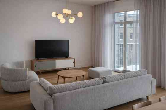 Izīrē gaišu un plašu 3 istabu dzīvokli!  Dzīvoklis atrodas Klusajā centrā, vienā no jaunākajiem proj Рига