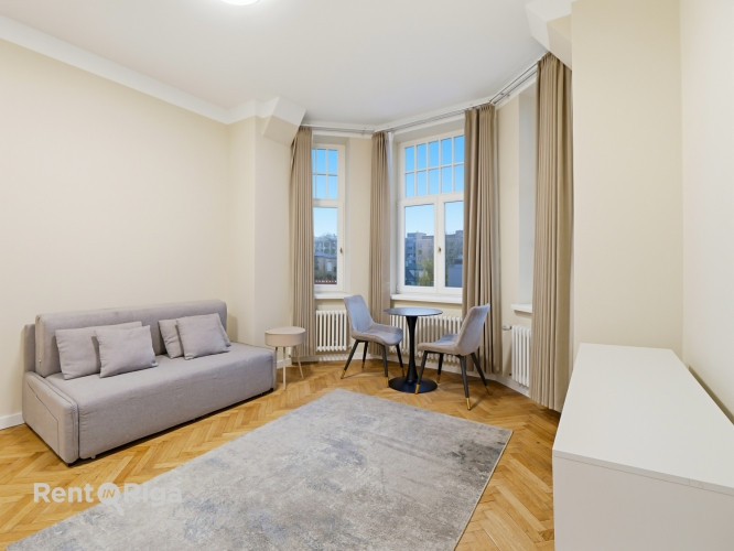 Mēbelēts Studio dzīvoklis Rīgas Centrā.  Tas atrodās restaurētā vēsturiskā jūgendstila Rīga - foto 1