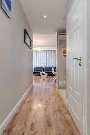 Izīrē mēbelētu trīsistabu dzīvokli klusajā centrā. Logi vērsti uz pagalmu. Divas guļamistabas, divas Rīga