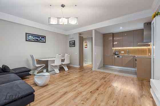 Izīrē mēbelētu trīsistabu dzīvokli klusajā centrā. Logi vērsti uz pagalmu. Divas guļamistabas, divas Rīga