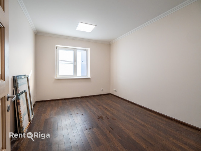 Office premises in a detached building with a fenced yard.  The premises occupy the entire first flo Рига - изображение 8