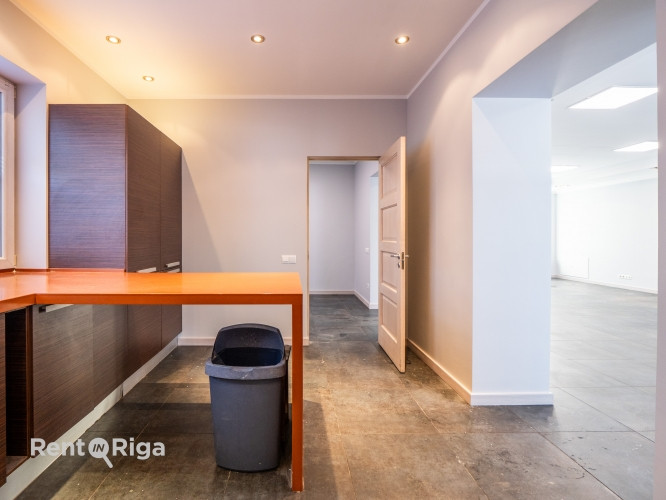 Office premises in a detached building with a fenced yard.  The premises occupy the entire first flo Рига - изображение 6