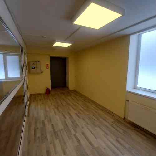 Iznomā biroja telpas centrā Ganību dambī.  + 1. stāvs + 42 m2 + 3 bezmaksas autostāvvietas + dzīvā a Рига