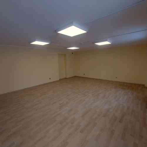 Iznomā biroja telpas centrā Ganību dambī.  + 1. stāvs + 42 m2 + 3 bezmaksas autostāvvietas + dzīvā a Рига