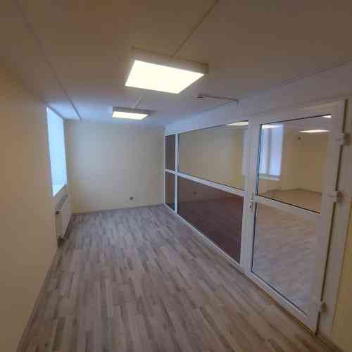 Iznomā biroja telpas centrā Ganību dambī.  + 1. stāvs + 42 m2 + 3 bezmaksas autostāvvietas + dzīvā a Рига