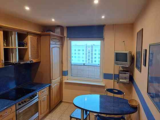 Tiek pārdots gaišs, plašs un mājīgs 2‑istabu dzīvoklis 104. sērijas mājā. Vidus dzīvoklis - ļoti... Rīga