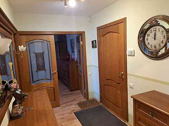 Tiek pārdots gaišs, plašs un mājīgs 2‑istabu dzīvoklis 104. sērijas mājā. Vidus dzīvoklis - ļoti... Rīga