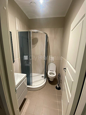 Fasādes māja, ieeja no ielas, kāpņu telpa pēc kapitālā remonta, logi vērsti uz pagalma Rīga - foto 6