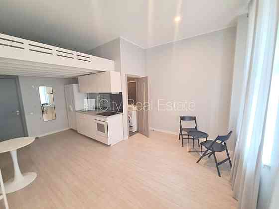 Фасадный дом, реновированный дом, закрытый двор, вход с улицы, лестничная клетка Rīga