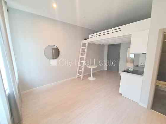 Фасадный дом, реновированный дом, закрытый двор, вход с улицы, лестничная клетка Rīga