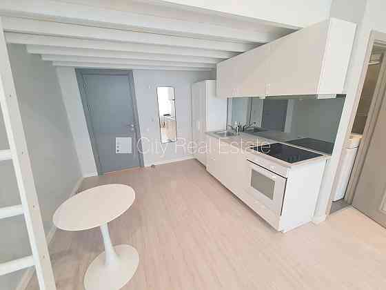 Фасадный дом, реновированный дом, закрытый двор, вход с улицы, лестничная клетка Rīga