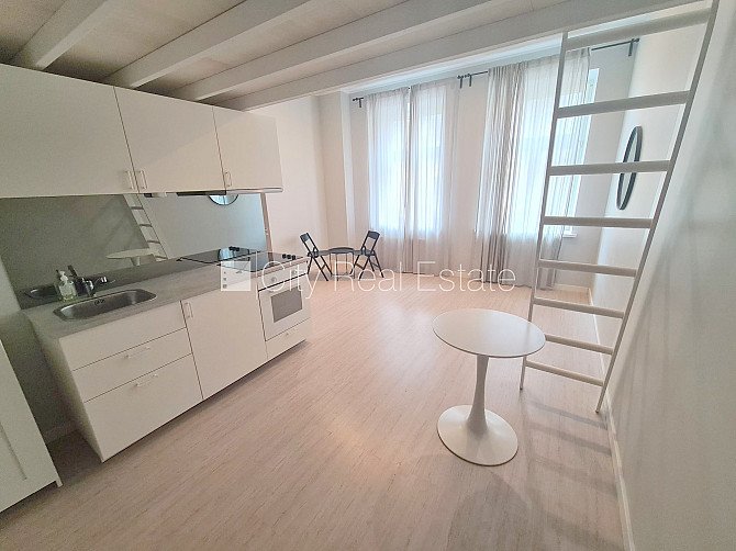 Fasādes māja, renovēta māja, slēgts pagalms, ieeja no ielas, kāpņu telpa pēc kapitālā Rīga - foto 11