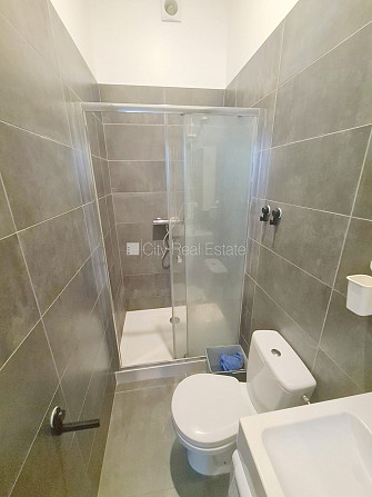 Fasādes māja, renovēta māja, slēgts pagalms, ieeja no ielas, kāpņu telpa pēc kapitālā Rīga - foto 17