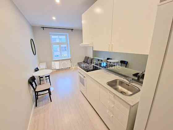 Фасадный дом, реновированный дом, закрытый двор, вход с улицы, лестничная клетка Rīga