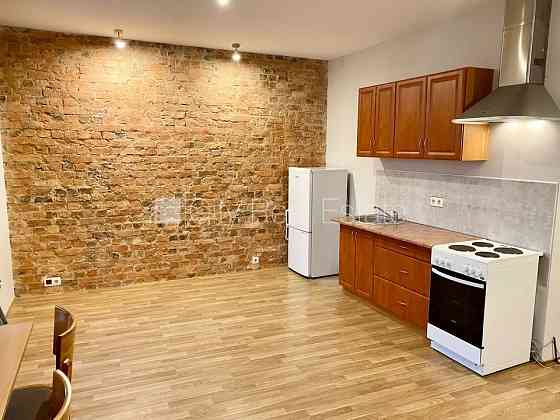 Фасадный дом, реновированный дом, благоустроенный озеленённый двор, закрытый Rīga