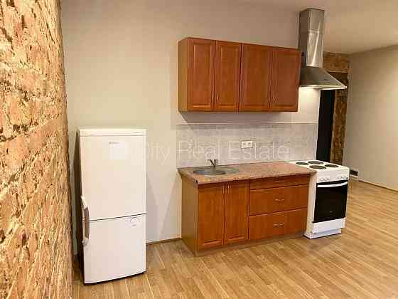 Фасадный дом, реновированный дом, благоустроенный озеленённый двор, закрытый Rīga