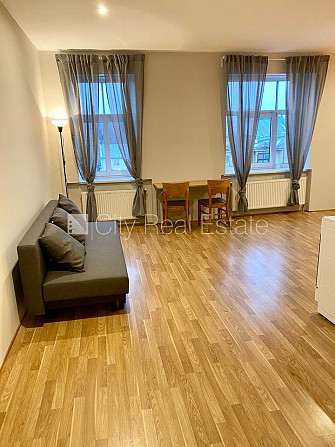 Fasādes māja, renovēta māja, labiekārtots apzaļumots pagalms, slēgts pagalms, ieeja no Rīga - foto 2