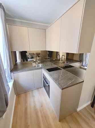 Здание во дворе, реновированный дом, закрытый двор, вход с улицы и со двора, Rīga