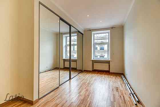 Piedāvājam unikālu iespēju īrēt 4-istabu neoklasicisma stila 1913.gada celtā mājā (arhitekts Aleksan Rīga