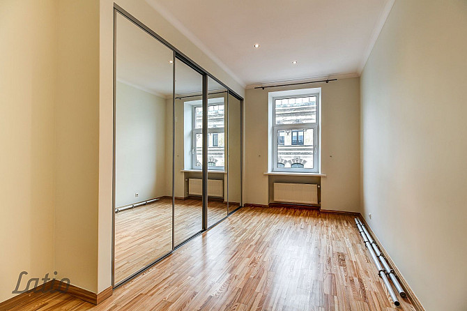 Piedāvājam unikālu iespēju īrēt 4-istabu neoklasicisma stila 1913.gada celtā mājā Rīga - foto 4