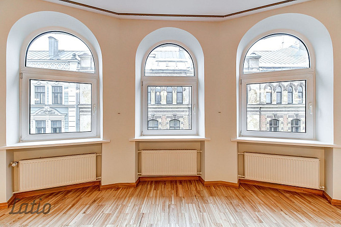 Piedāvājam unikālu iespēju īrēt 4-istabu neoklasicisma stila 1913.gada celtā mājā Rīga - foto 1