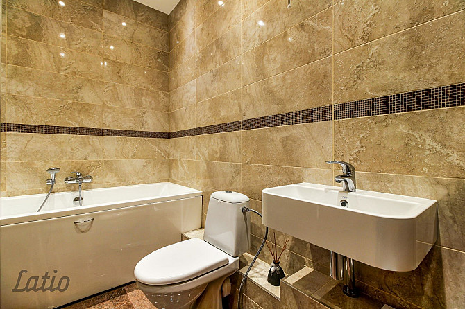 Piedāvājam unikālu iespēju īrēt 4-istabu neoklasicisma stila 1913.gada celtā mājā Rīga - foto 5