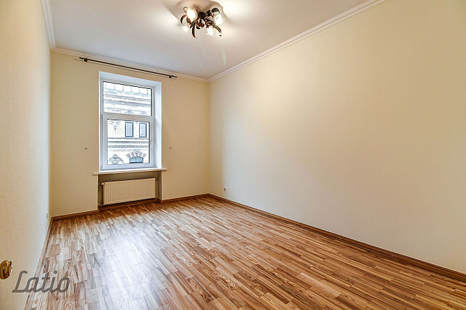 Piedāvājam unikālu iespēju īrēt 4-istabu neoklasicisma stila 1913.gada celtā mājā Rīga - foto 2