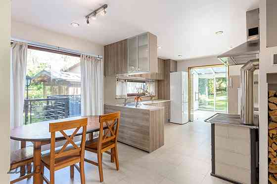 Īrei tiek piedāvāta lieliska privātmāja Āgenskalnā, klusā, zaļā ielā. 7 min. braucienā no pilsētas c Рига