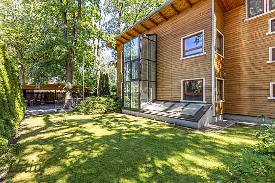 Īrei tiek piedāvāta lieliska privātmāja Āgenskalnā, klusā, zaļā ielā. 7 min. braucienā no pilsētas c Рига