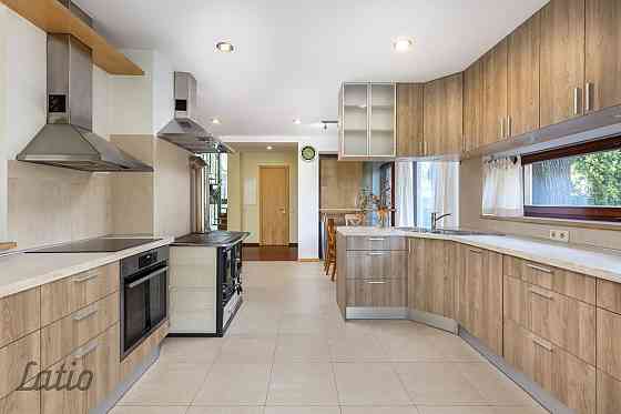 Īrei tiek piedāvāta lieliska privātmāja Āgenskalnā, klusā, zaļā ielā. 7 min. braucienā no pilsētas c Рига