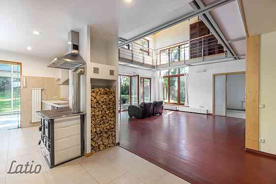 Īrei tiek piedāvāta lieliska privātmāja Āgenskalnā, klusā, zaļā ielā. 7 min. braucienā no pilsētas c Рига