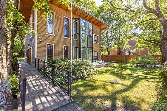 Īrei tiek piedāvāta lieliska privātmāja Āgenskalnā, klusā, zaļā ielā. 7 min. braucienā no pilsētas c Рига