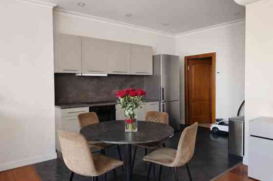 Izīrē dzīvokli prestižā Vecrīgas daļā!  Ienākot dzīvoklī ir plaša viesistaba, kas apvienota ar plašu Рига