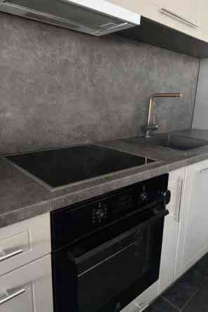 Izīrē dzīvokli prestižā Vecrīgas daļā!  Ienākot dzīvoklī ir plaša viesistaba, kas apvienota ar plašu Рига