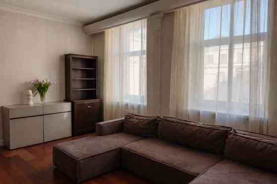 Izīrē dzīvokli prestižā Vecrīgas daļā!  Ienākot dzīvoklī ir plaša viesistaba, kas apvienota ar plašu Рига