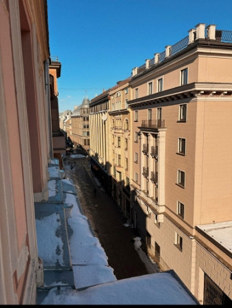 Izīrē dzīvokli prestižā Vecrīgas daļā!  Ienākot dzīvoklī ir plaša viesistaba, kas apvienota ar plašu Рига - изображение 5