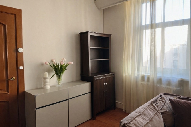 Izīrē dzīvokli prestižā Vecrīgas daļā!  Ienākot dzīvoklī ir plaša viesistaba, kas apvienota ar plašu Рига - изображение 6