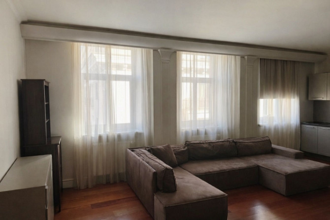 Izīrē dzīvokli prestižā Vecrīgas daļā!  Ienākot dzīvoklī ir plaša viesistaba, kas apvienota ar plašu Рига - изображение 7