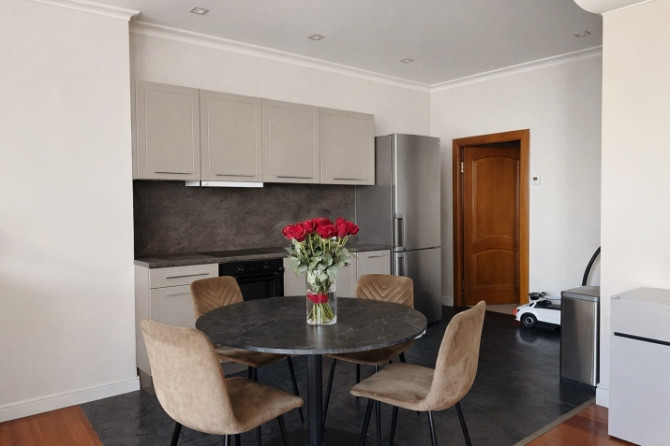 Izīrē dzīvokli prestižā Vecrīgas daļā!  Ienākot dzīvoklī ir plaša viesistaba, kas apvienota ar plašu Рига - изображение 1