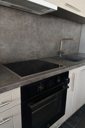 Izīrē dzīvokli prestižā Vecrīgas daļā!  Ienākot dzīvoklī ir plaša viesistaba, kas apvienota ar plašu Рига - изображение 2