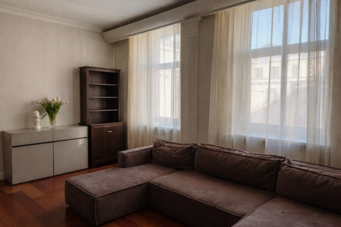 Izīrē dzīvokli prestižā Vecrīgas daļā!  Ienākot dzīvoklī ir plaša viesistaba, kas apvienota ar plašu Рига - изображение 4