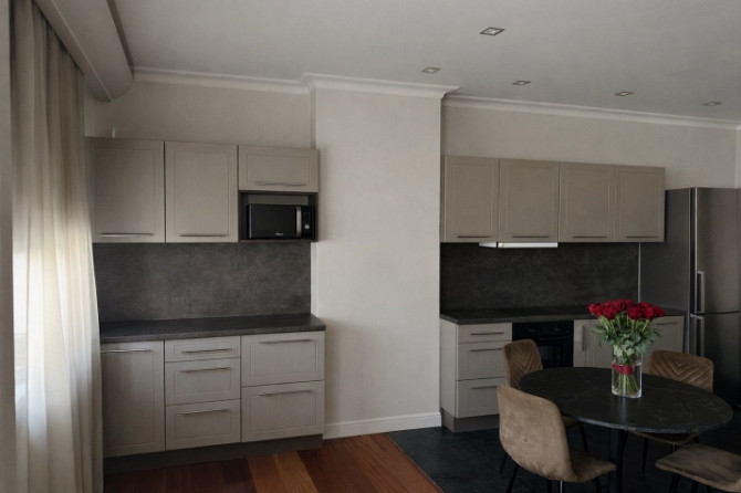 Izīrē dzīvokli prestižā Vecrīgas daļā!  Ienākot dzīvoklī ir plaša viesistaba, kas apvienota ar plašu Рига - изображение 3