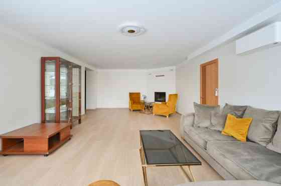 Piedāvājumā pilnībā aprīkota privātmāja draudzīgā, aktīvā un zaļā Rīgas apkaimēm  Bieriņos.   Plānoj Rīga