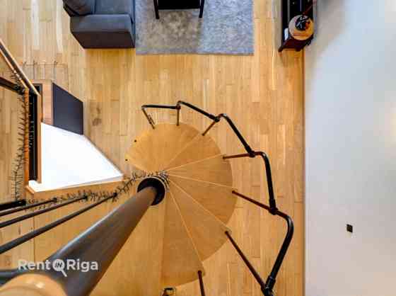 Продаётся элегантная двухуровневая студия!  Предлагается уникальная, недавно Rīga