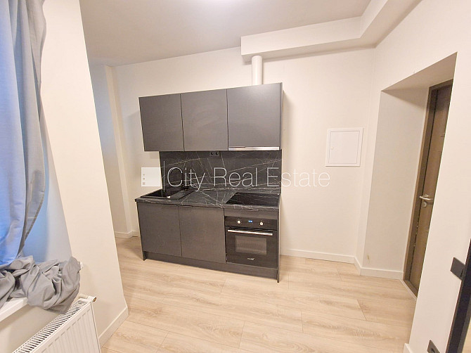 Fasādes māja, renovēta māja, ieeja no ielas, ir lifts, kāpņu telpa pēc kapitālā remonta, Rīga - foto 13