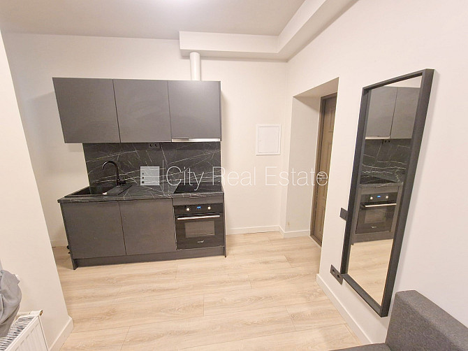 Fasādes māja, renovēta māja, ieeja no ielas, ir lifts, kāpņu telpa pēc kapitālā remonta, Rīga - foto 15